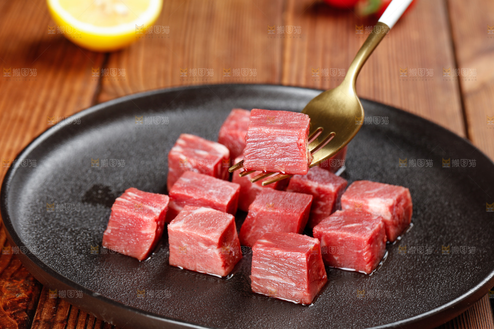 深底上的牛肉粒
