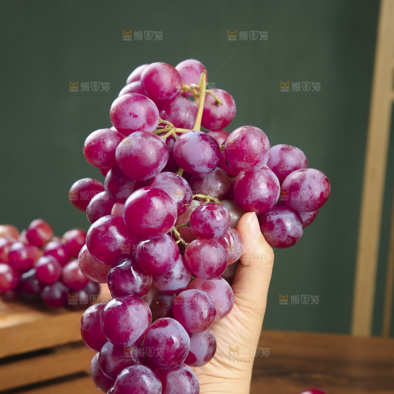 木底上的玻璃翠红提