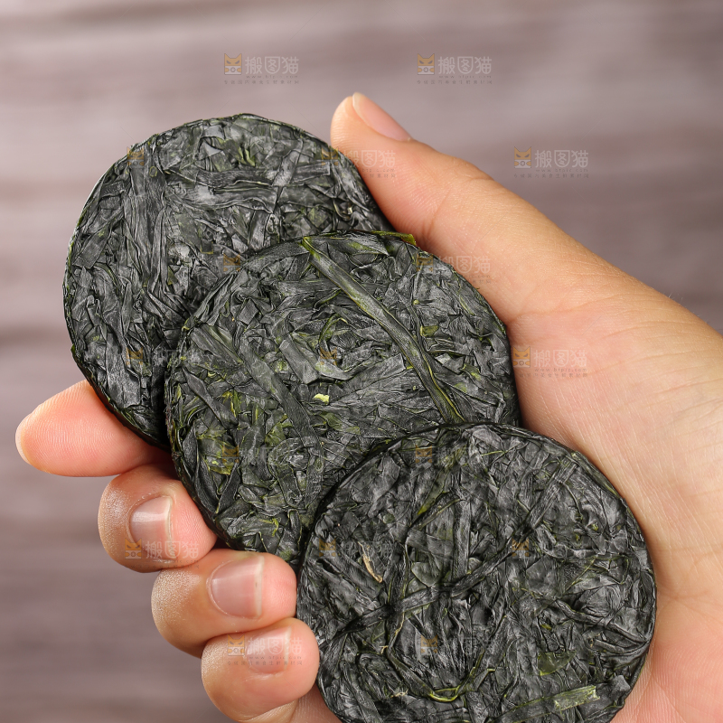 木底上的压缩海带丝