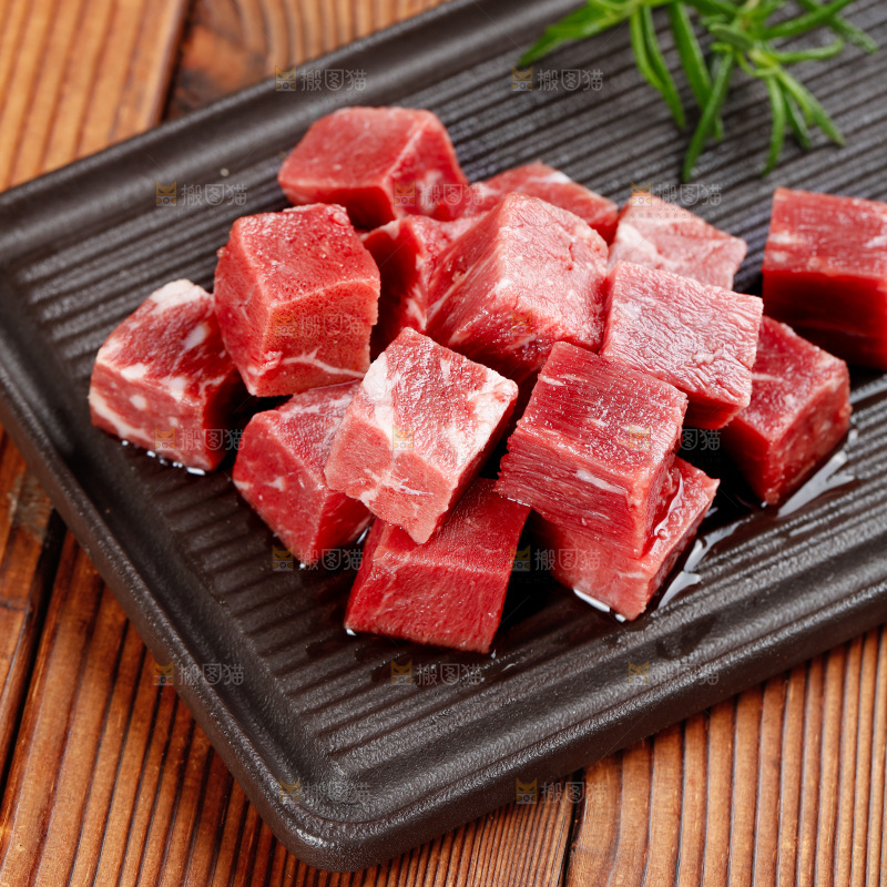 深底上的牛肉粒
