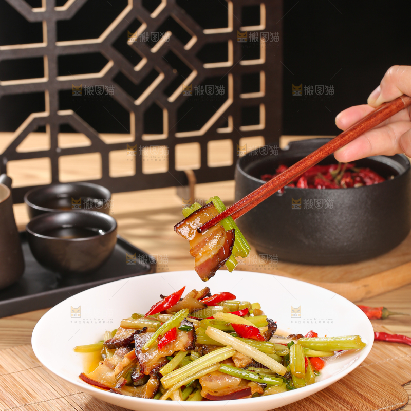 盘子里的腊肉炒芹菜