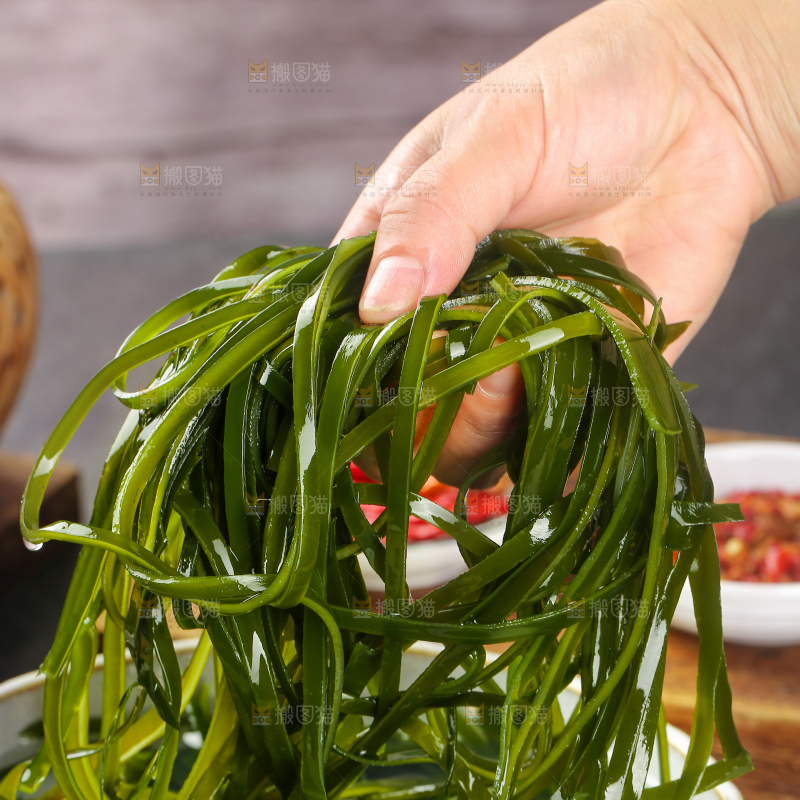 木底上的压缩海带丝
