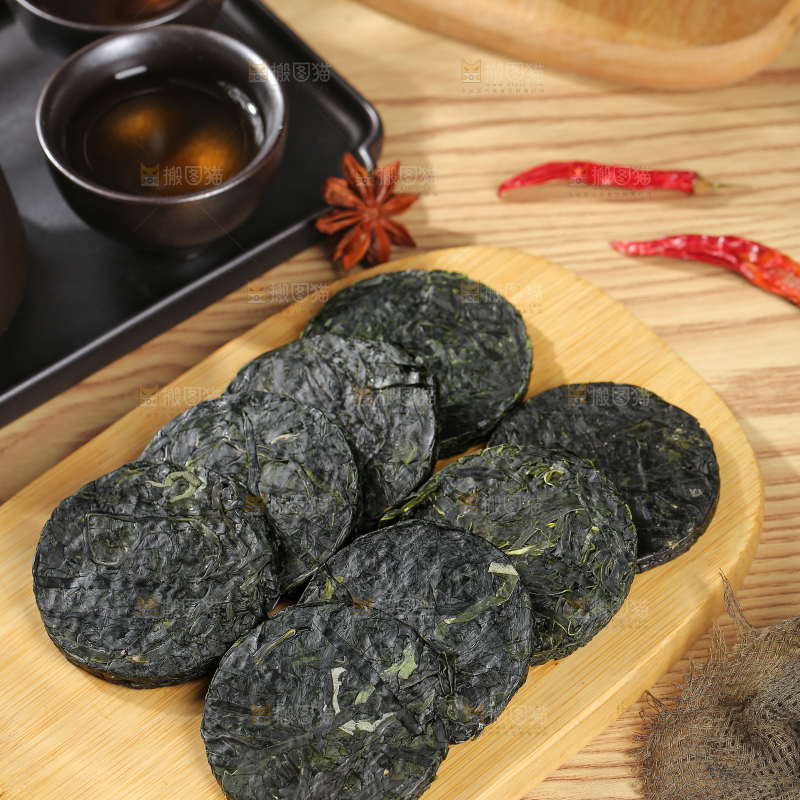 木底上的压缩海带丝