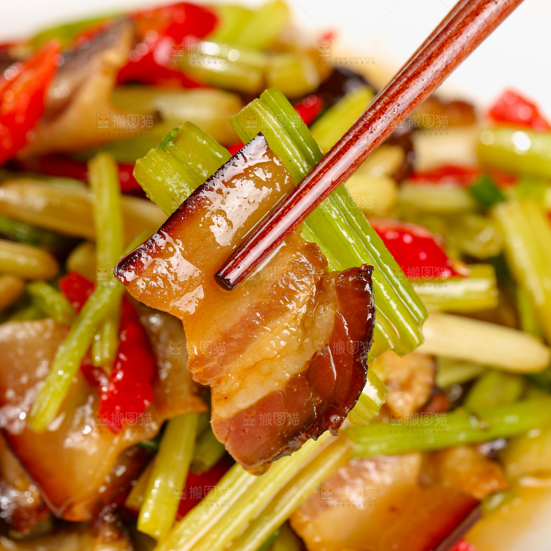 盘子里的腊肉炒芹菜