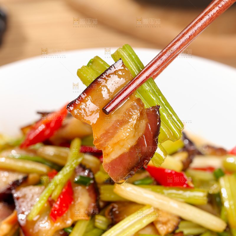盘子里的腊肉炒芹菜