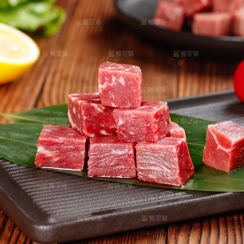 深底上的牛肉粒