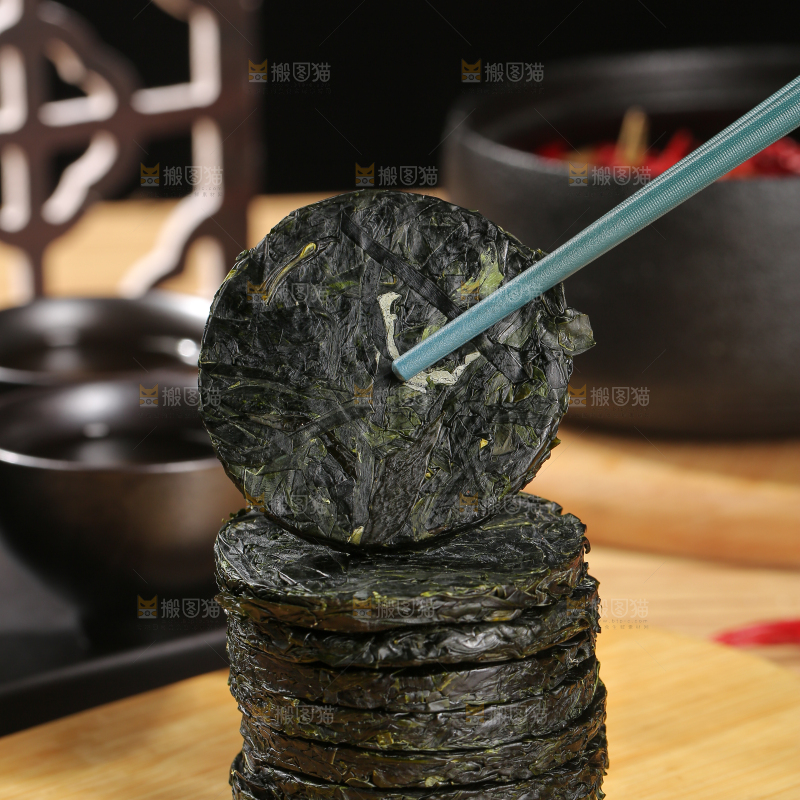 木底上的压缩海带丝