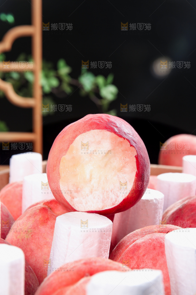 木底上的红脆桃