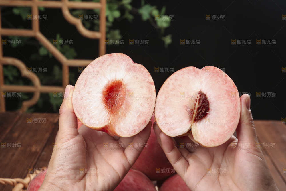 木底上的苹果桃