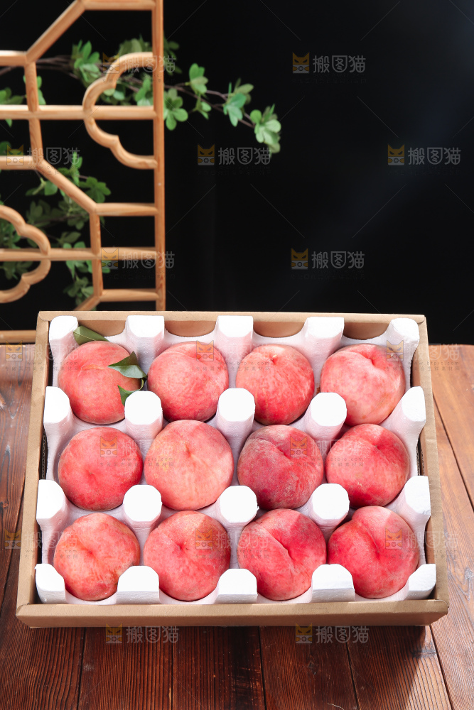木底上的苹果桃