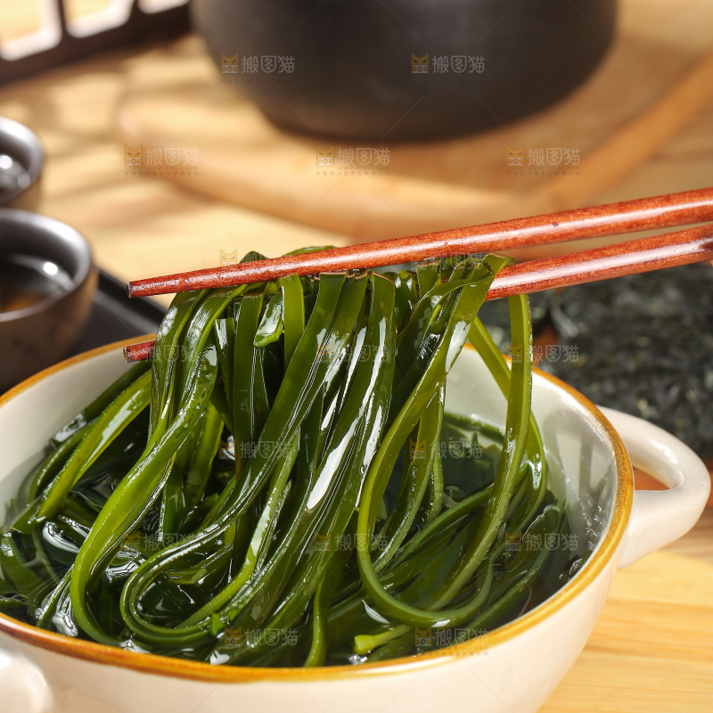 木底上的压缩海带丝