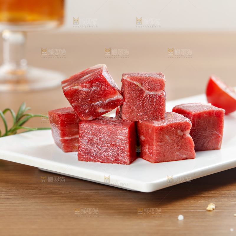 深底上的牛肉粒