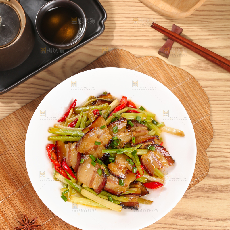 盘子里的腊肉炒芹菜