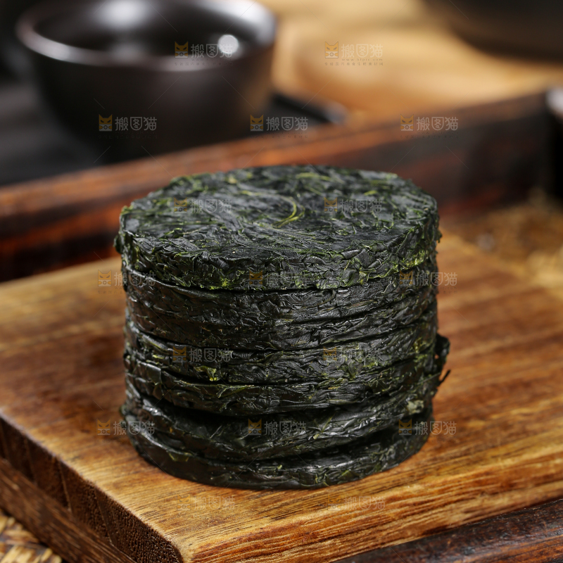 木底上的压缩海带丝