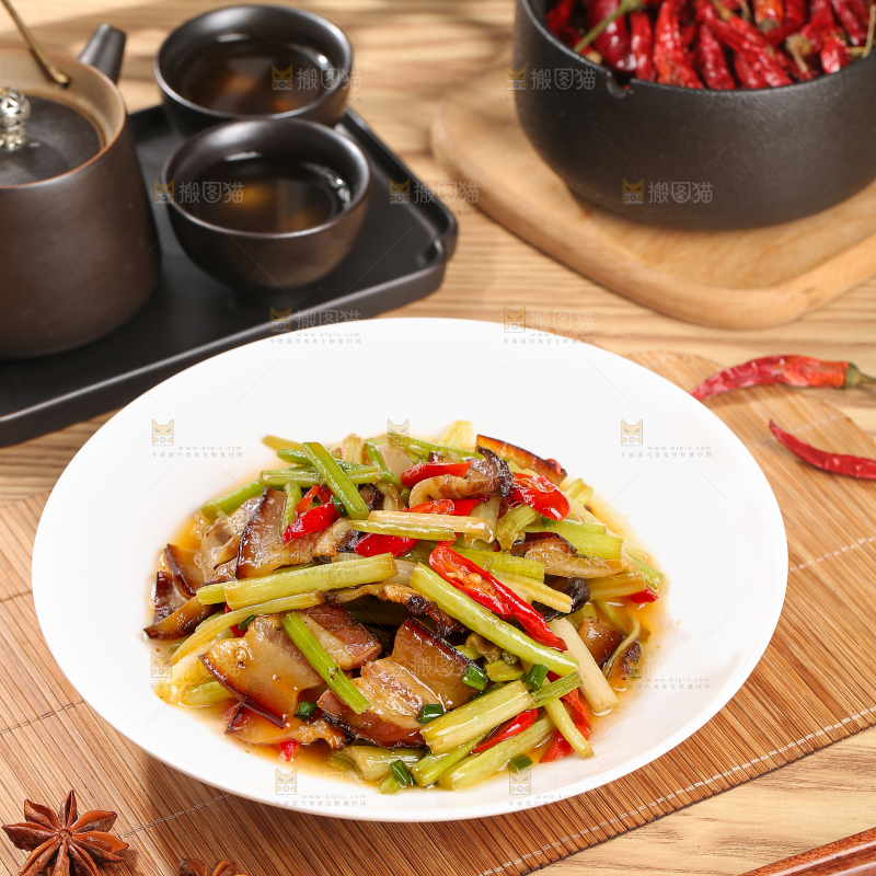 盘子里的腊肉炒芹菜