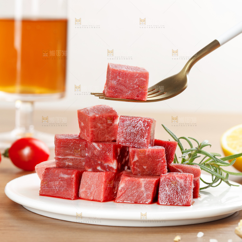 深底上的牛肉粒