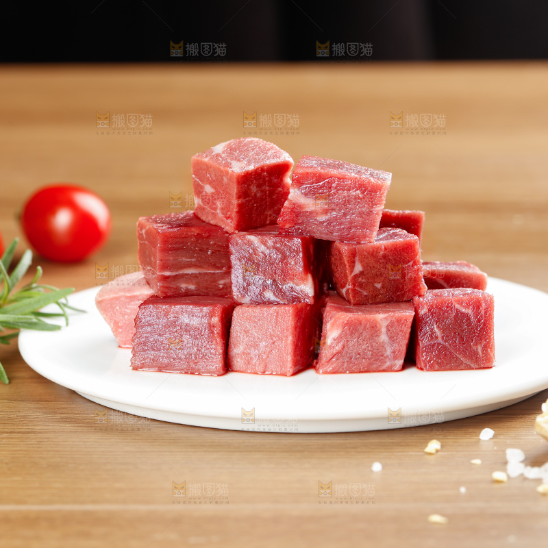 深底上的牛肉粒
