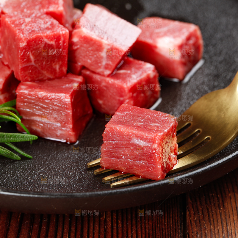 深底上的牛肉粒