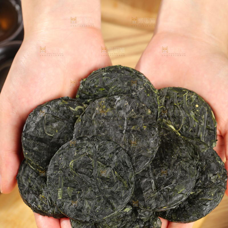 木底上的压缩海带丝