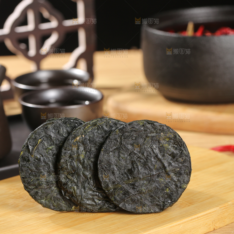 木底上的压缩海带丝