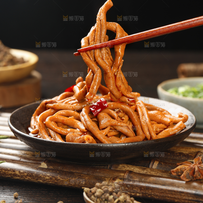 深底上的卤鸭肠
