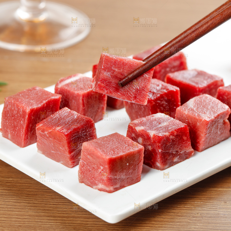 深底上的牛肉粒