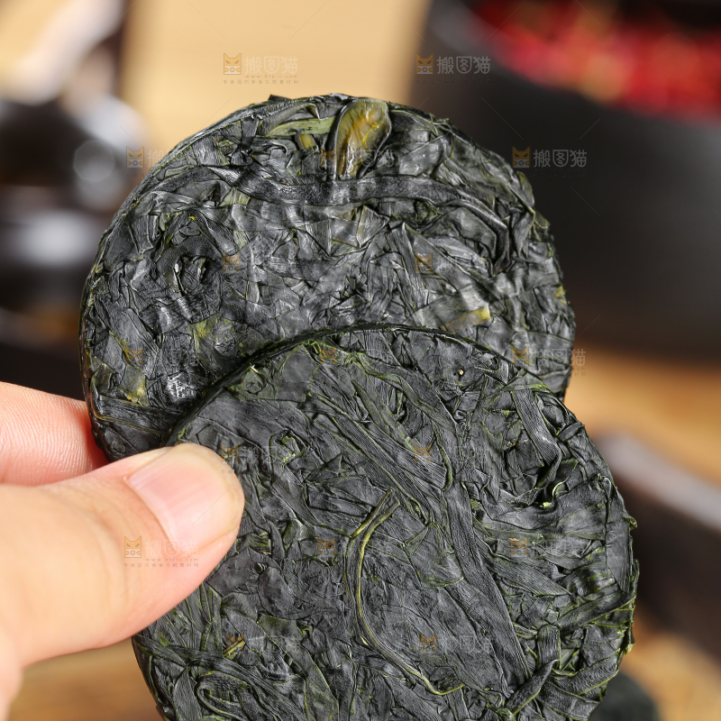 木底上的压缩海带丝