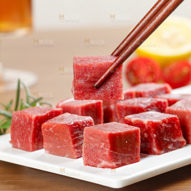 深底上的牛肉粒