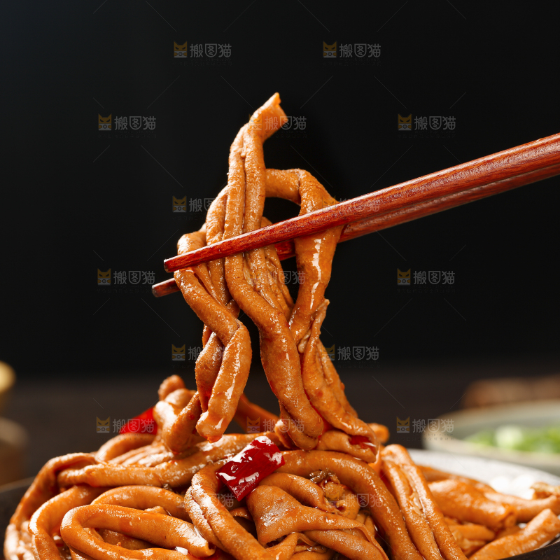 深底上的卤鸭肠