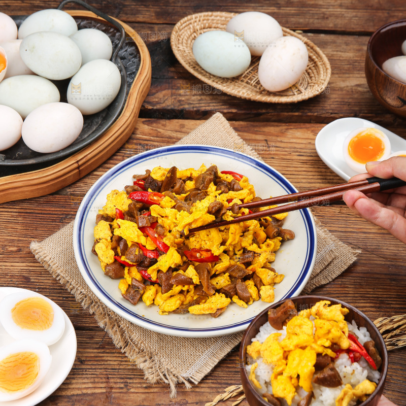 盘子里的鸭蛋炒咸菜