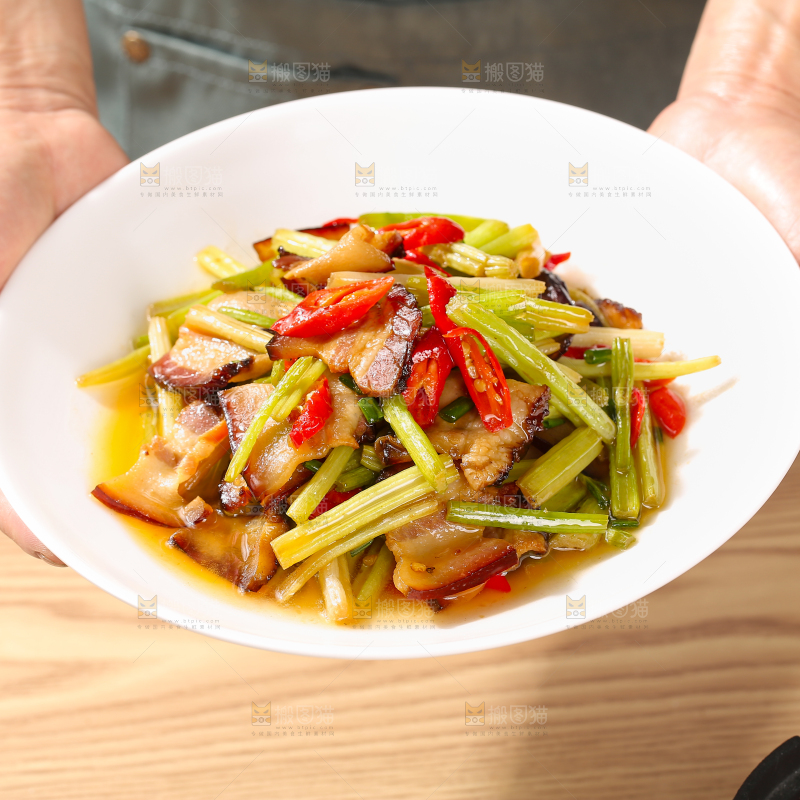 盘子里的腊肉炒芹菜