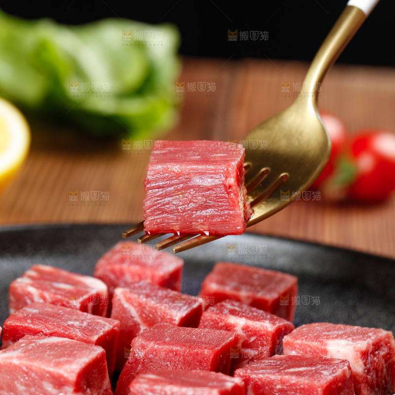 深底上的牛肉粒