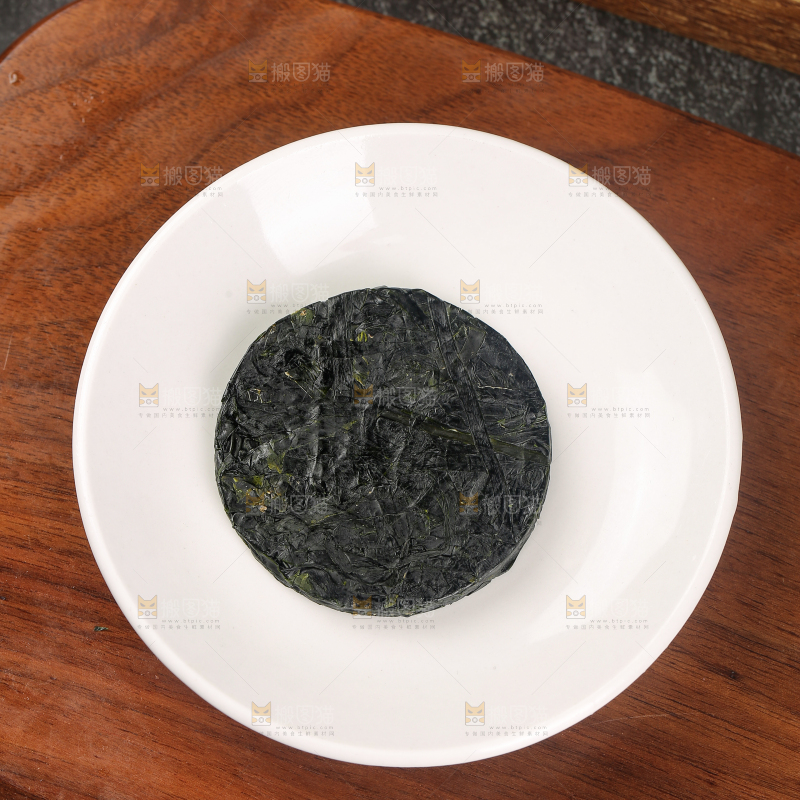 木底上的压缩海带丝