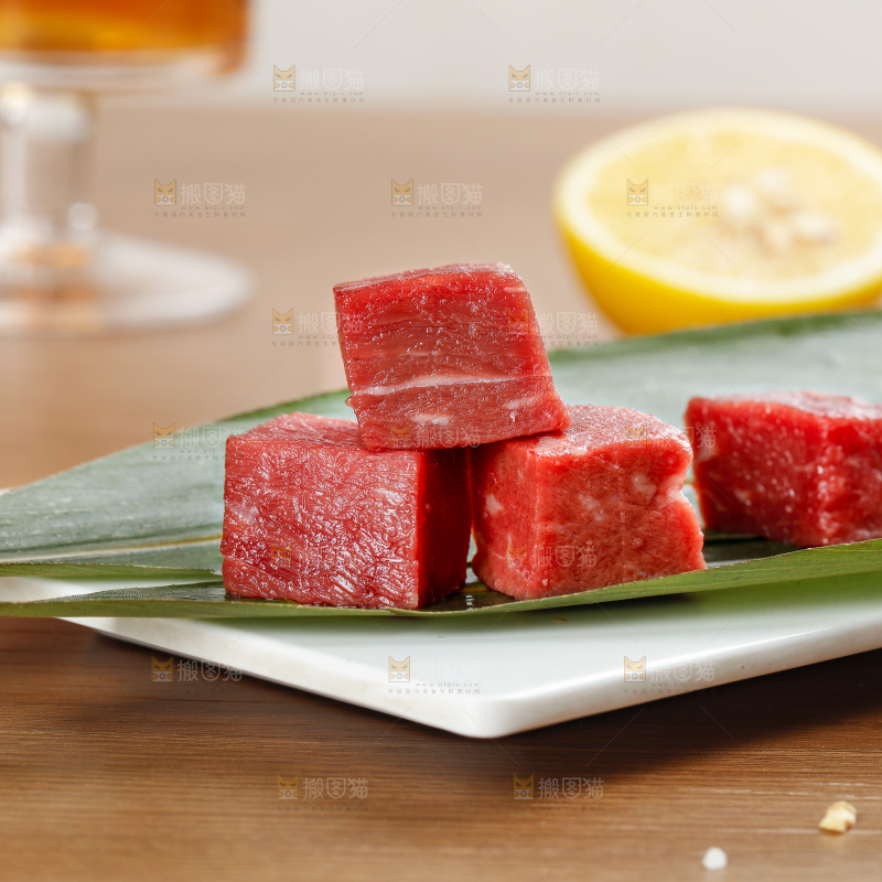 深底上的牛肉粒
