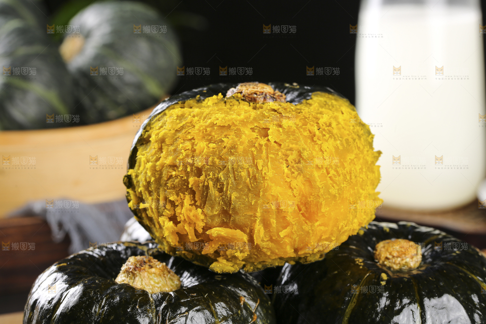 木底上的贝贝南瓜