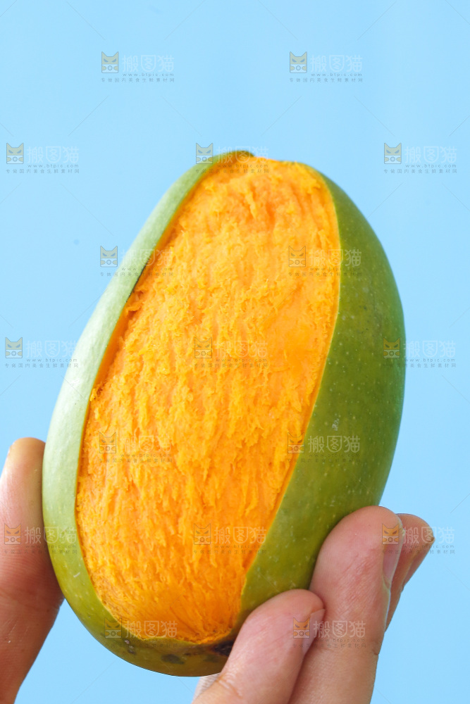 手里拿着椰香芒