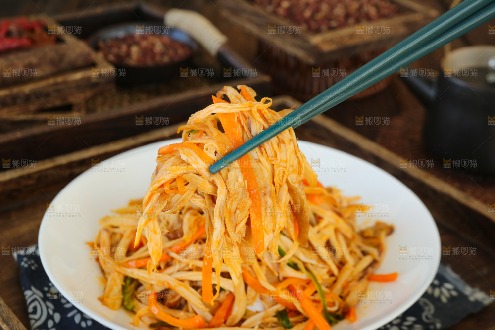 深底上的麻辣鸡丝