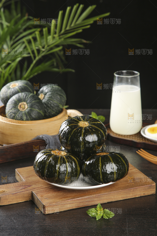木底上的贝贝南瓜