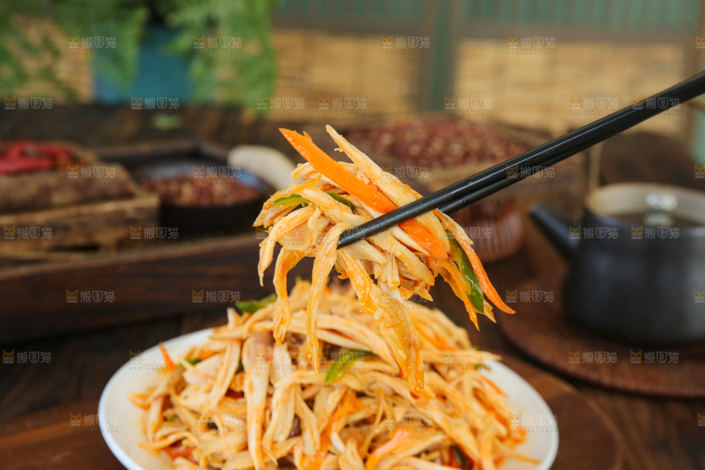 深底上的麻辣鸡丝