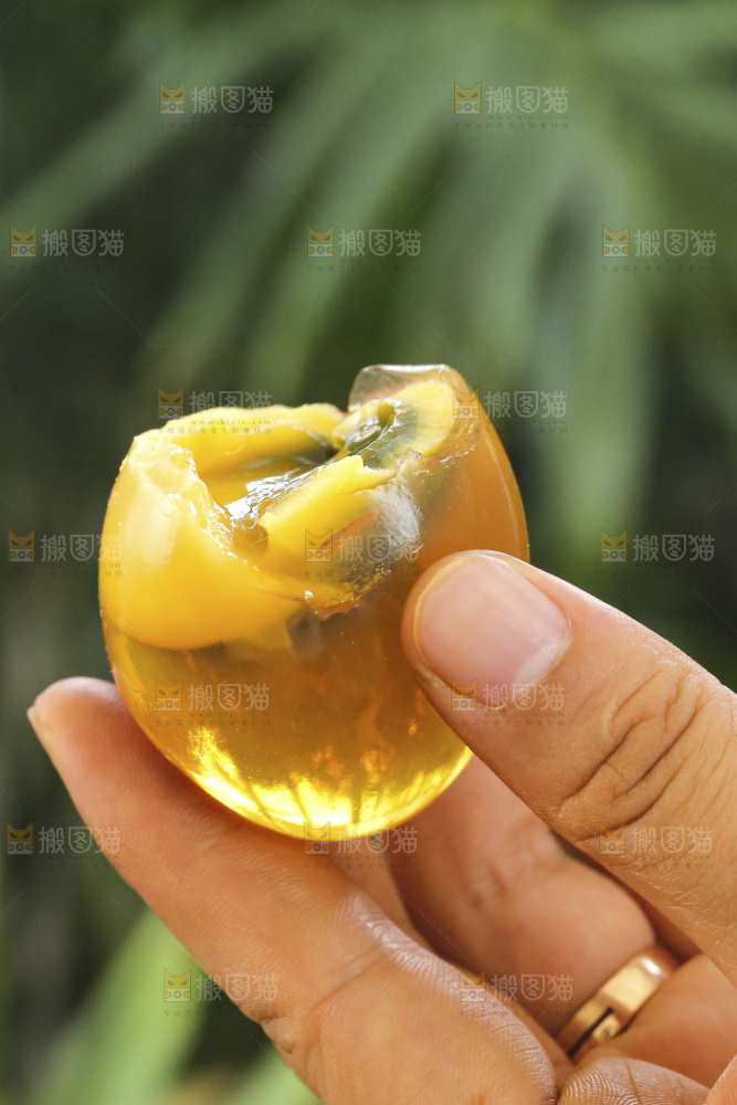 手里拿着变蛋