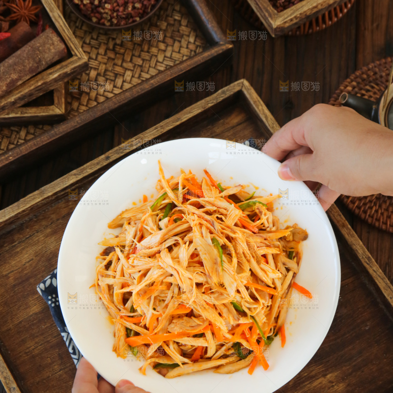 深底上的麻辣鸡丝