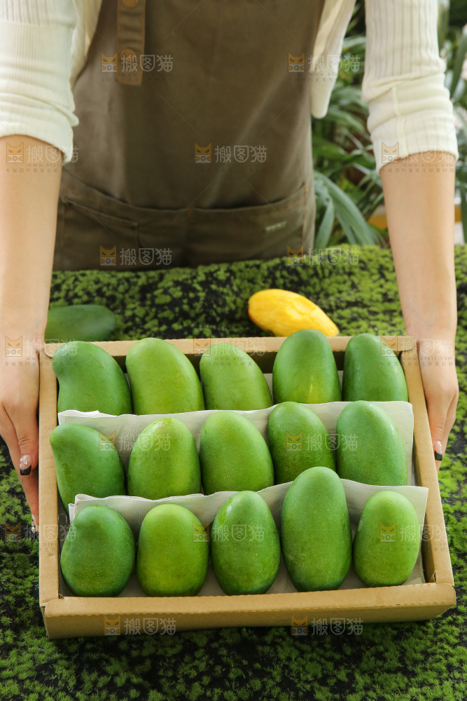 手里拿着椰香芒