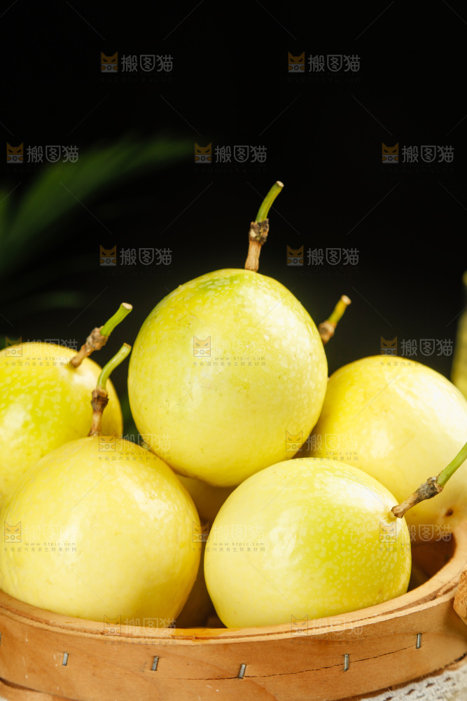 深底上的黄金百香果