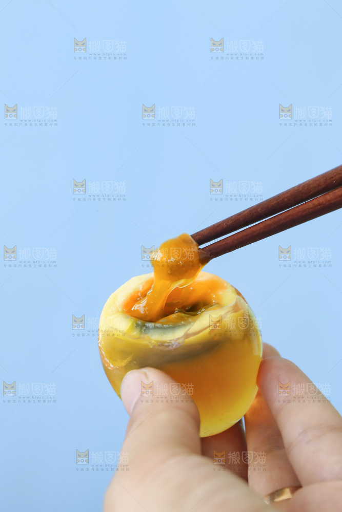 手里拿着变蛋