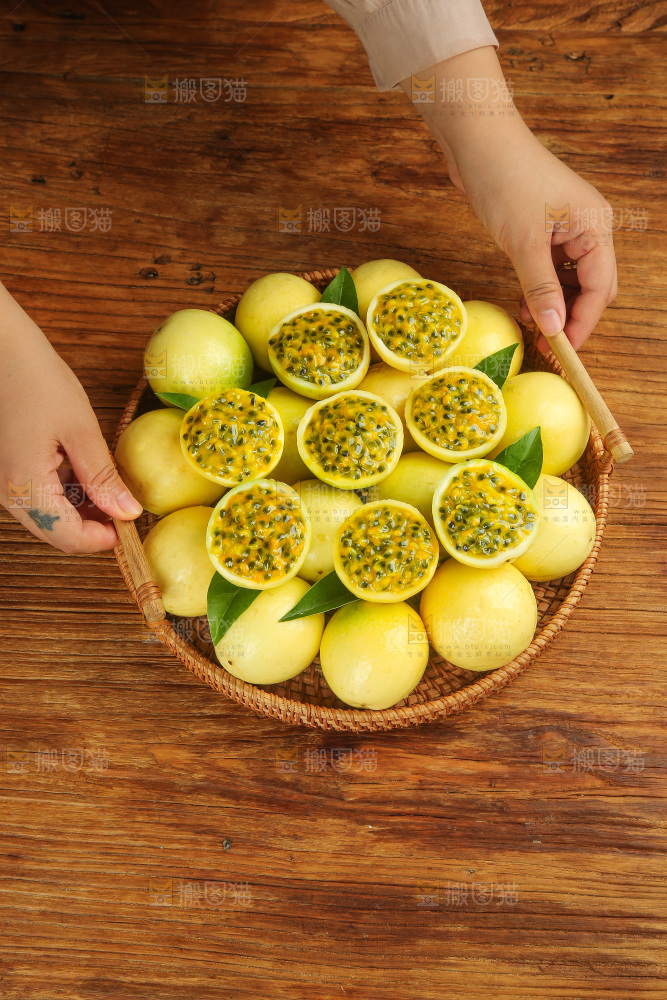 深底上的黄金百香果