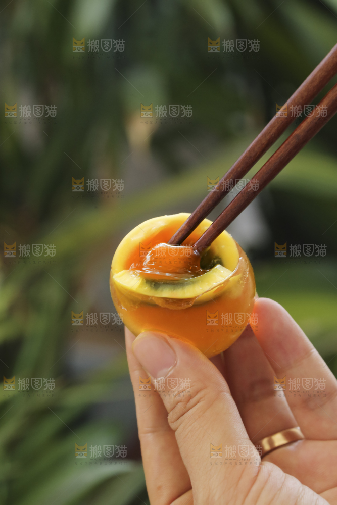 手里拿着变蛋