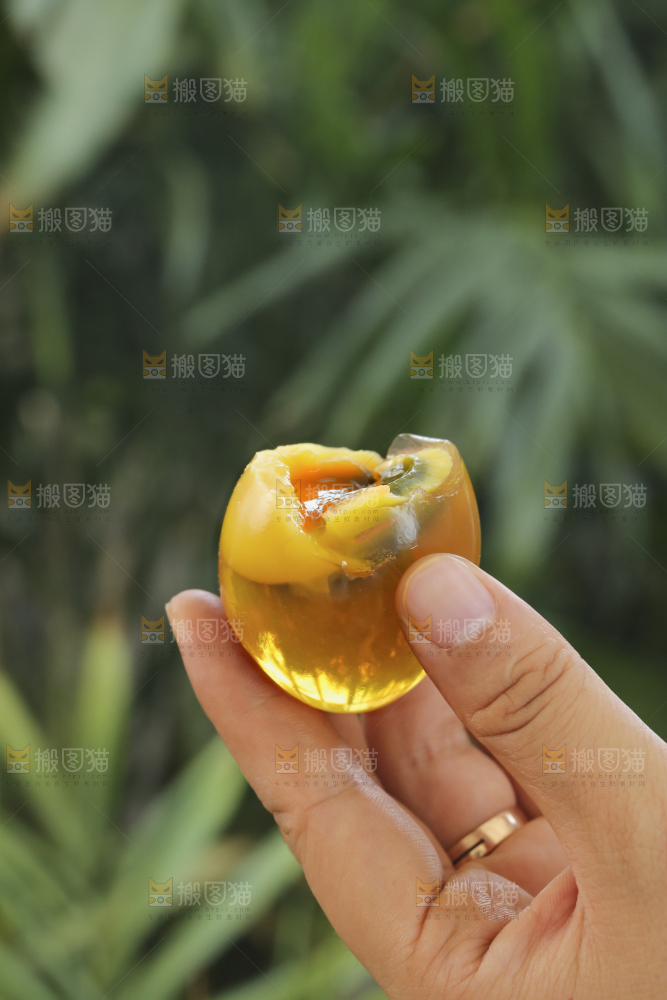 手里拿着变蛋