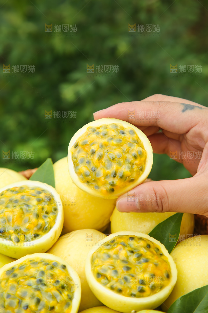 深底上的黄金百香果