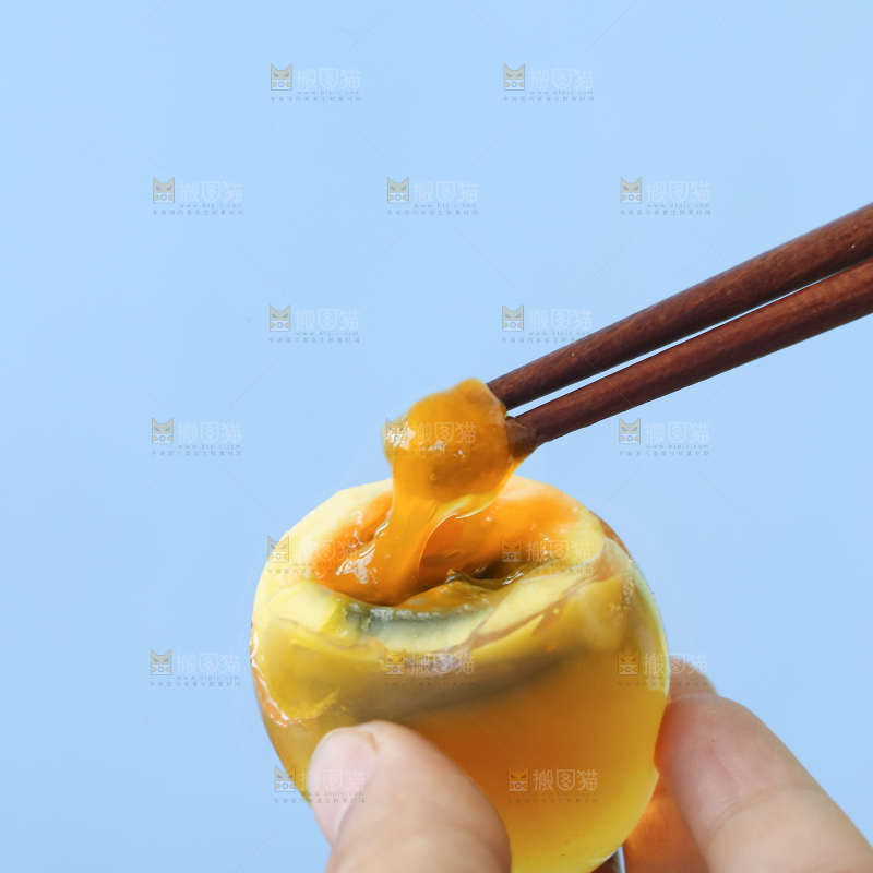 手里拿着变蛋