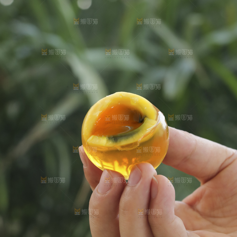 手里拿着变蛋